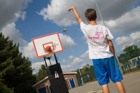 Студенты Studio Cambridge Sir Henry играют в баскетбол