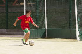 Студенты Studio Cambridge Sir Henry играют в футбол