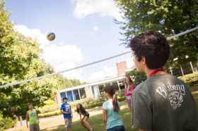 Студенты Studio Cambridge Sir Henry играют в волейбол