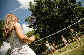 Студенты Studio Cambridge Sir Henry играют в бадминтон