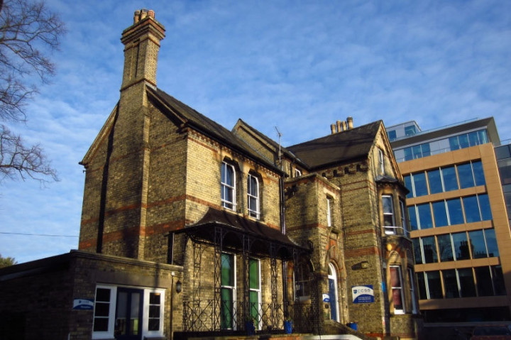 Здание школы Studio Cambridge Sir John