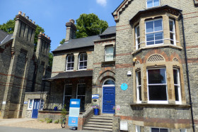 Здание школы Studio Cambridge Sir John