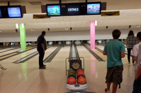 Студенты Studio Cambridge Sir John в боулинге