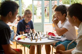 Студенты Studio Cambridge Sir Laurence играют в шахматы