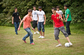 Студенты Studio Cambridge Sir Laurence играют в футбол