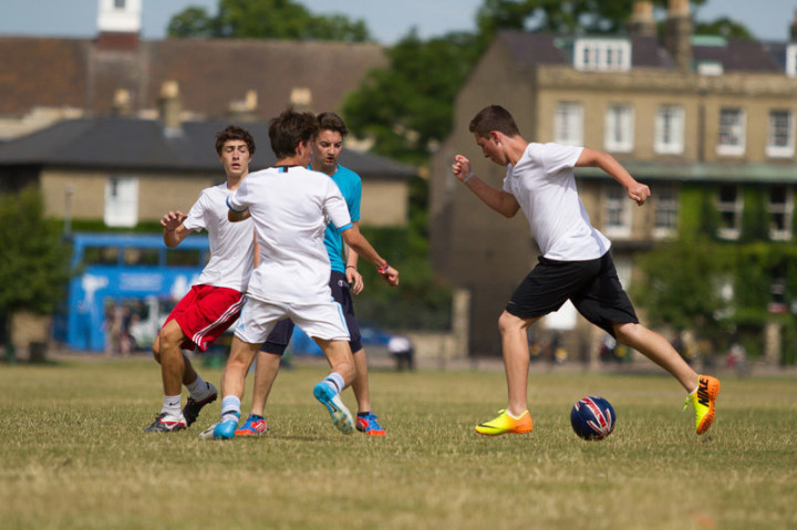 Студенты Studio Cambridge Sir Michael играют в футбол