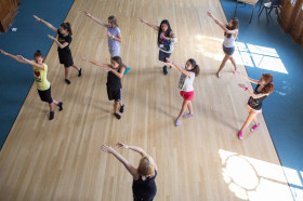 Студенты Studio Cambridge Sir Richard занимаются танцами