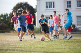 Студенты Studio Cambridge Sir Richard играют в футбол