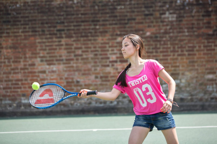 Студенты Studio Cambridge Sir Richard играют в теннис