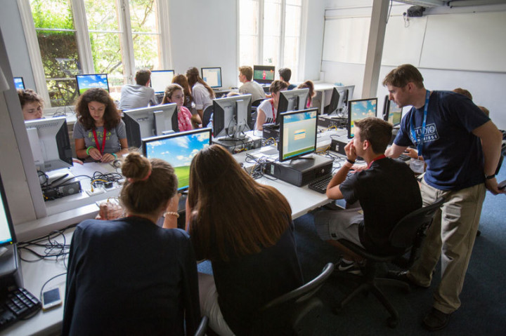 Студенты Studio Cambridge Sir William на занятиях