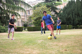 Студенты Studio Cambridge Sir William играют в футбол