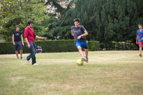 Студенты Studio Cambridge Sir William играют в футбол