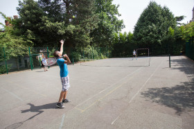 Студенты Studio Cambridge Sir William играют в бадминтон