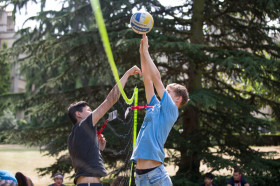 Студенты Studio Cambridge Sir William играют в волейбол