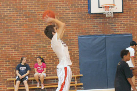 Студенты Tasis Summer School играют в баскетбол