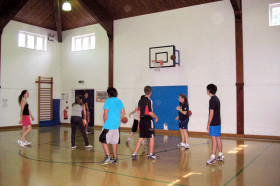 Студенты Tasis Summer School играют в баскетбол