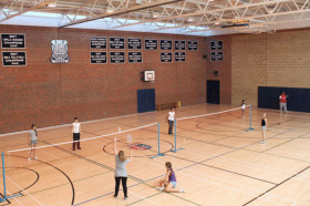 Студенты Tasis Summer School играют в бадминтон