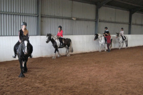 Студенты Tasis Summer School занимаются конным спортом