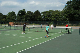 Студенты Tasis Summer School играют в теннис