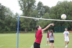 Студенты Tasis Summer School играют в волейбол