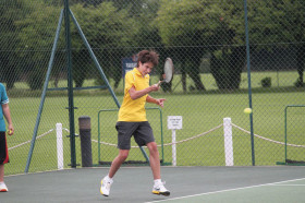 Студенты Tasis Summer School играют в теннис