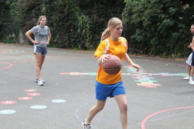 Студенты Tasis Summer School играют в баскетбол