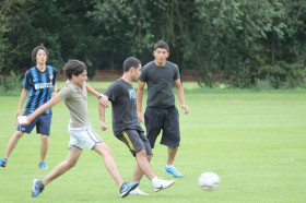 Студенты Tasis Summer School играют в футбол