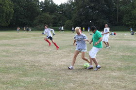 Студенты Tasis Summer School играют в футбол