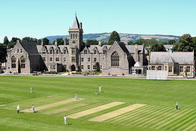 Здание школы Taunton School International