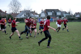 Студенты Taunton School International играют в футбол