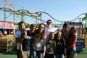 Студенты Taunton School International в парке аттракционов
