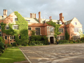 Здание школы Village Camps