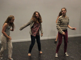 Студенты Village Camps занимаются танцами