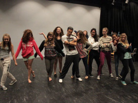 Студенты Village Camps занимаются танцами