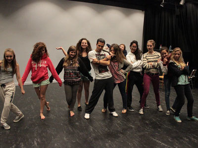 Студенты Village Camps занимаются танцами