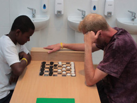 Студенты Village Camps играют в шашки