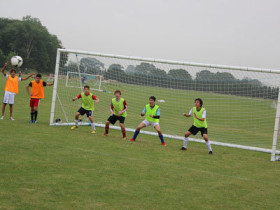 Студенты Village Camps играют в футбол