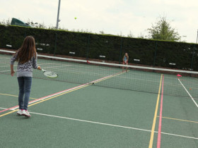 Студенты Village Camps играют в теннис