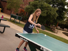 Студенты Village Camps играют в настольный теннис
