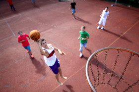 Студенты ActiLingua Academy Summer School играют в баскетбол