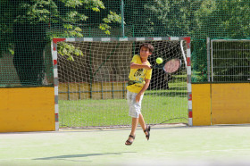 Студенты ActiLingua Academy Summer School играют в теннис