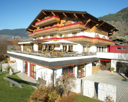 Здание школы Village Camps