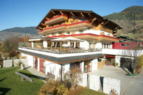 Здание школы Village Camps