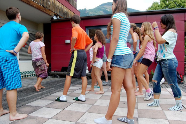 Студенты Village Camps занимаются танцами