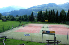 Теннисный корт