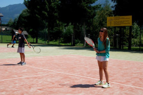 Студенты Village Camps играют в теннис