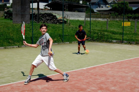 Студенты Village Camps играют в теннис