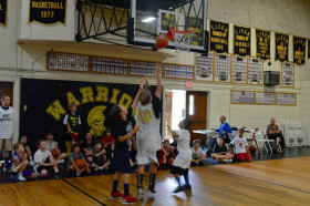 Студенты Academy by the Sea играют в баскетбол