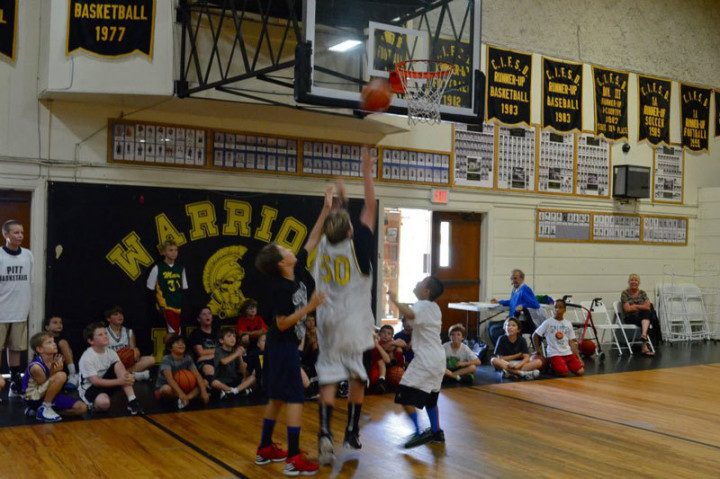 Студенты Academy by the Sea играют в баскетбол