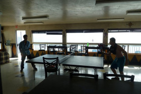 Студенты Academy by the Sea играют в настольный теннис